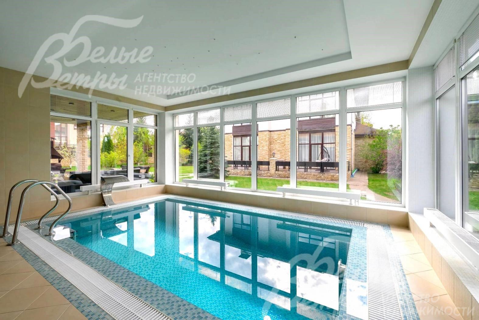 Бассейн переливной с противотоком и водопадом.