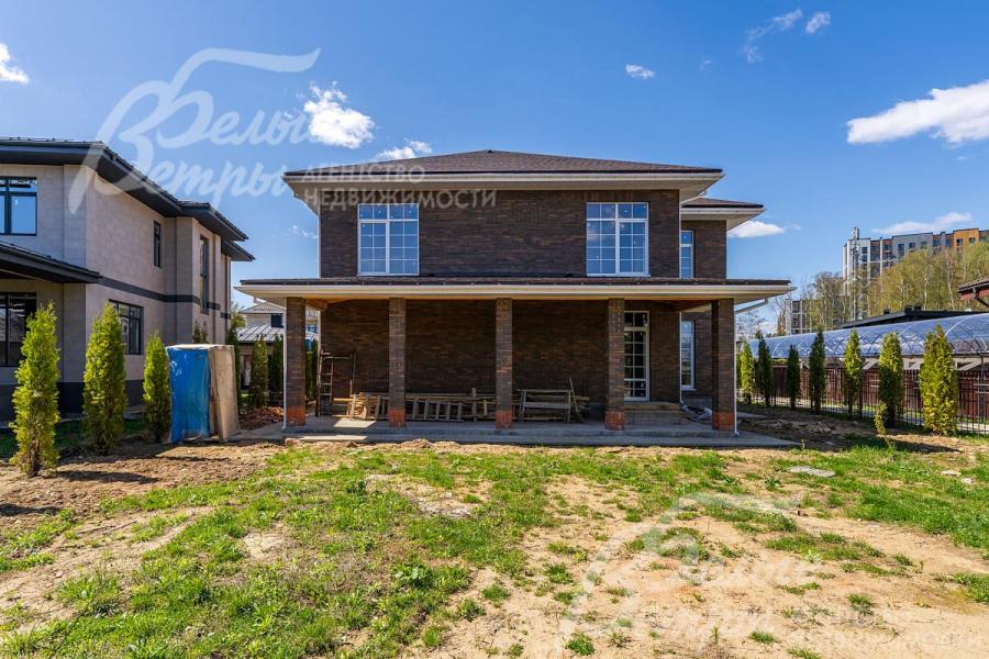 Дом стоит на ровном участке, готовом к разработке и реализации ландшафтного проекта