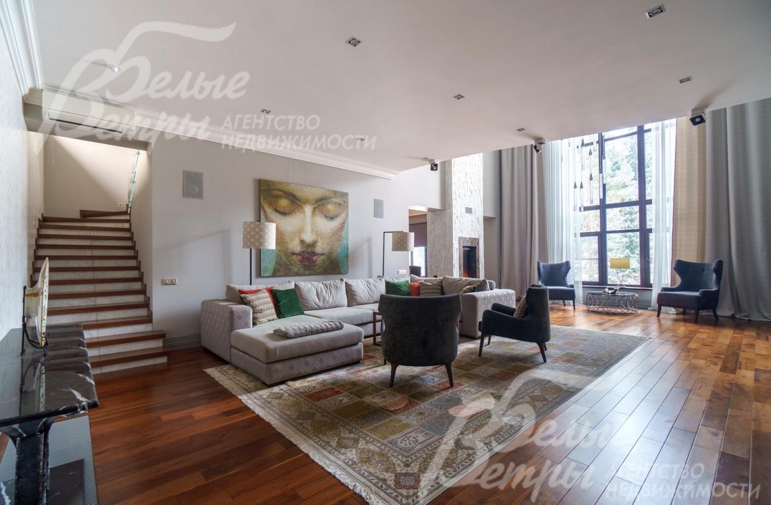 Гостиная. Здесь, как и везде в доме элитный и тщательно подобранный текстиль с разнообразной фактурой - в обивке сделанной на заказ мебели и шторах. 