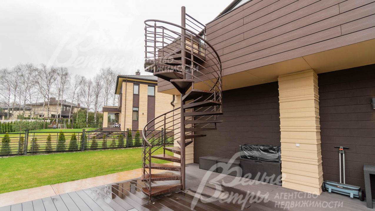 Лестница, ведущая в на террасу 2-го этажа, к зимнему саду и в детскую спальню