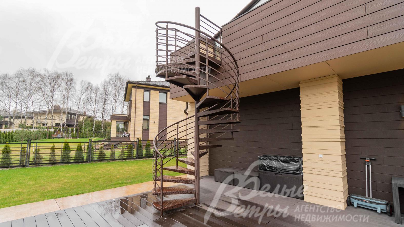 Лестница, ведущая в на террасу 2-го этажа, к зимнему саду и в детскую спальню