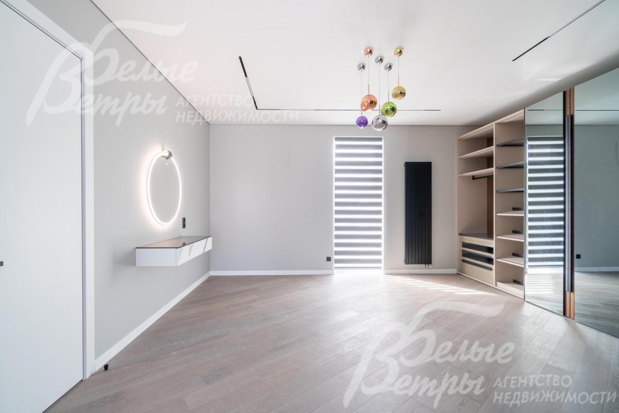 В гардеробной мастер-спальни - удобный вместительный шкаф и столик для макияжа