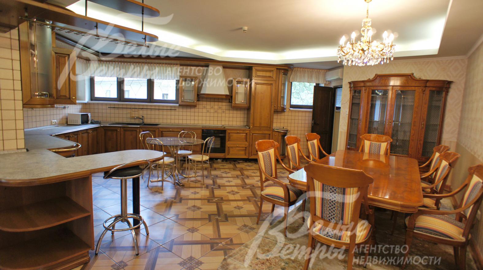 Кухня и другая мебель сделаны на заказ в Италии