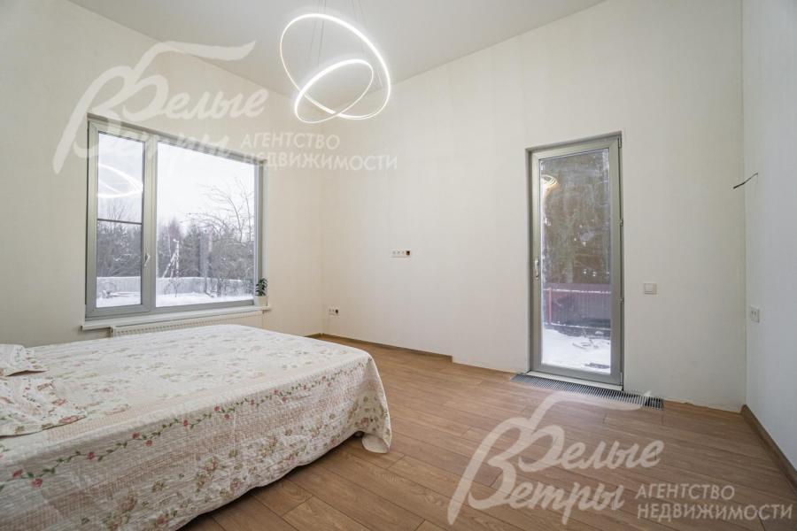 Хозяйская спальня 20 кв.м со своим отдельным выходом на участок.