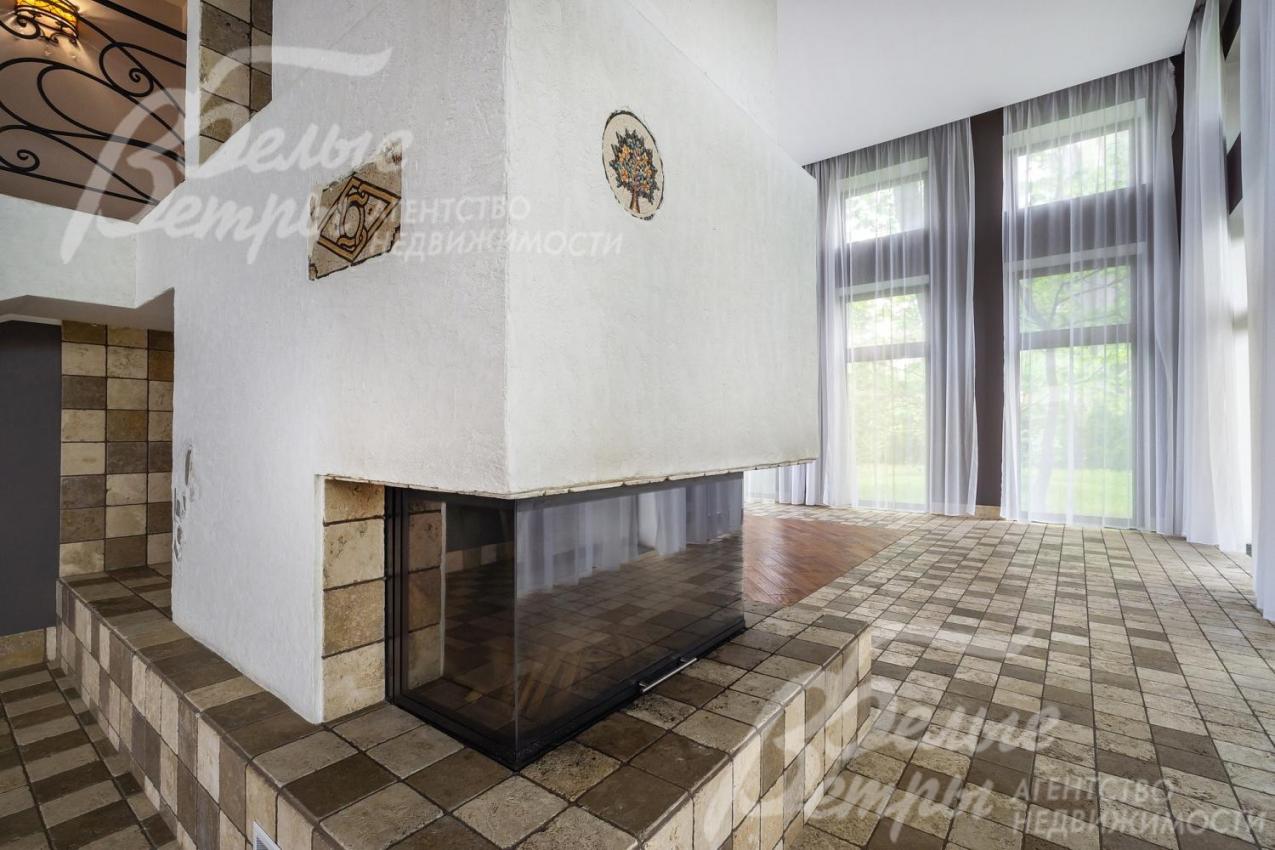 Дровяной камин в гостиной