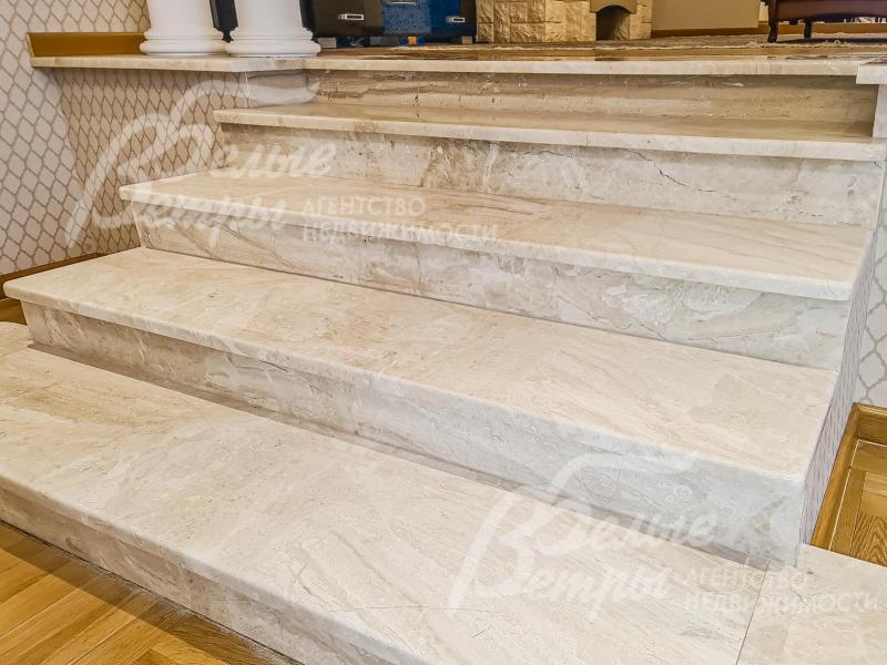 Лестница, отделанная мрамором