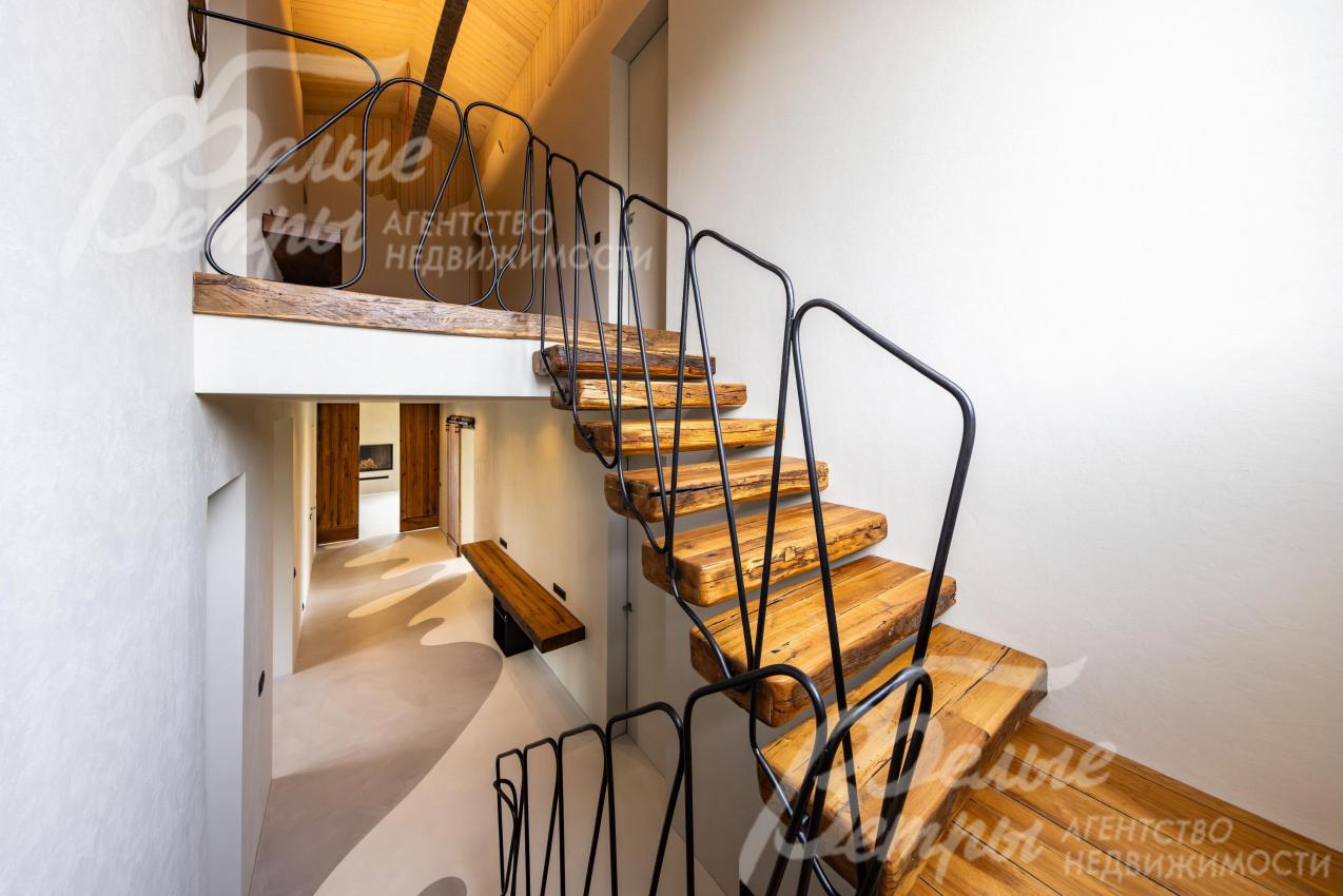 Лестница дубовая, перила - ковка по индивидуальному проекту.