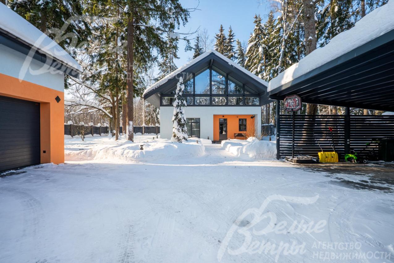 На участке возведён вспомогательный двухэтажный дом с гаражом и квартирой для персонала, есть навес для двух автомобилей