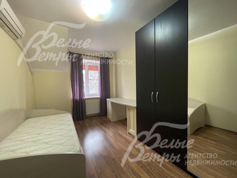 Спальни обставлены мебелью