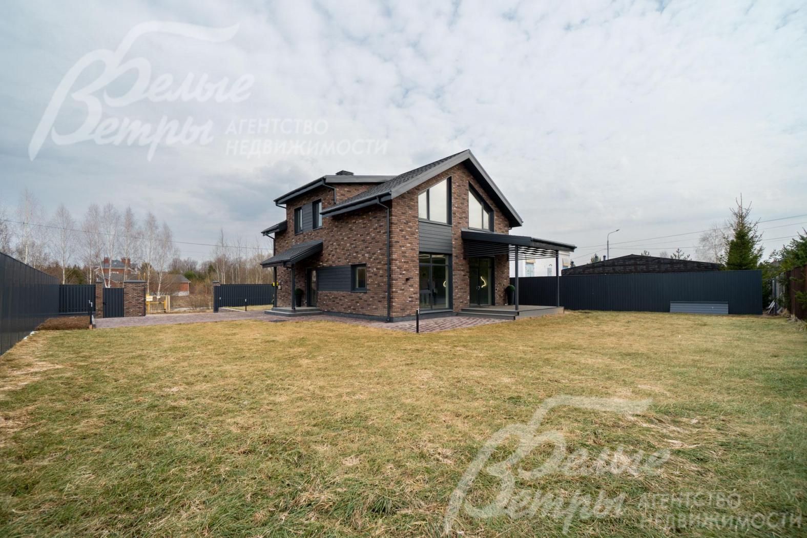 Забор, кровля, водосточная система, окна выполнены в единой цветовой гамме (цвет антрацит Ral 7024). На участке остается много места для дополнительных строений