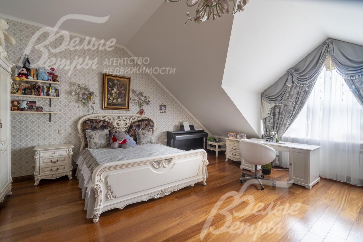 Одна из спален на втором этаже в светлых тонах со спальным гарнитуром и рабочим местом