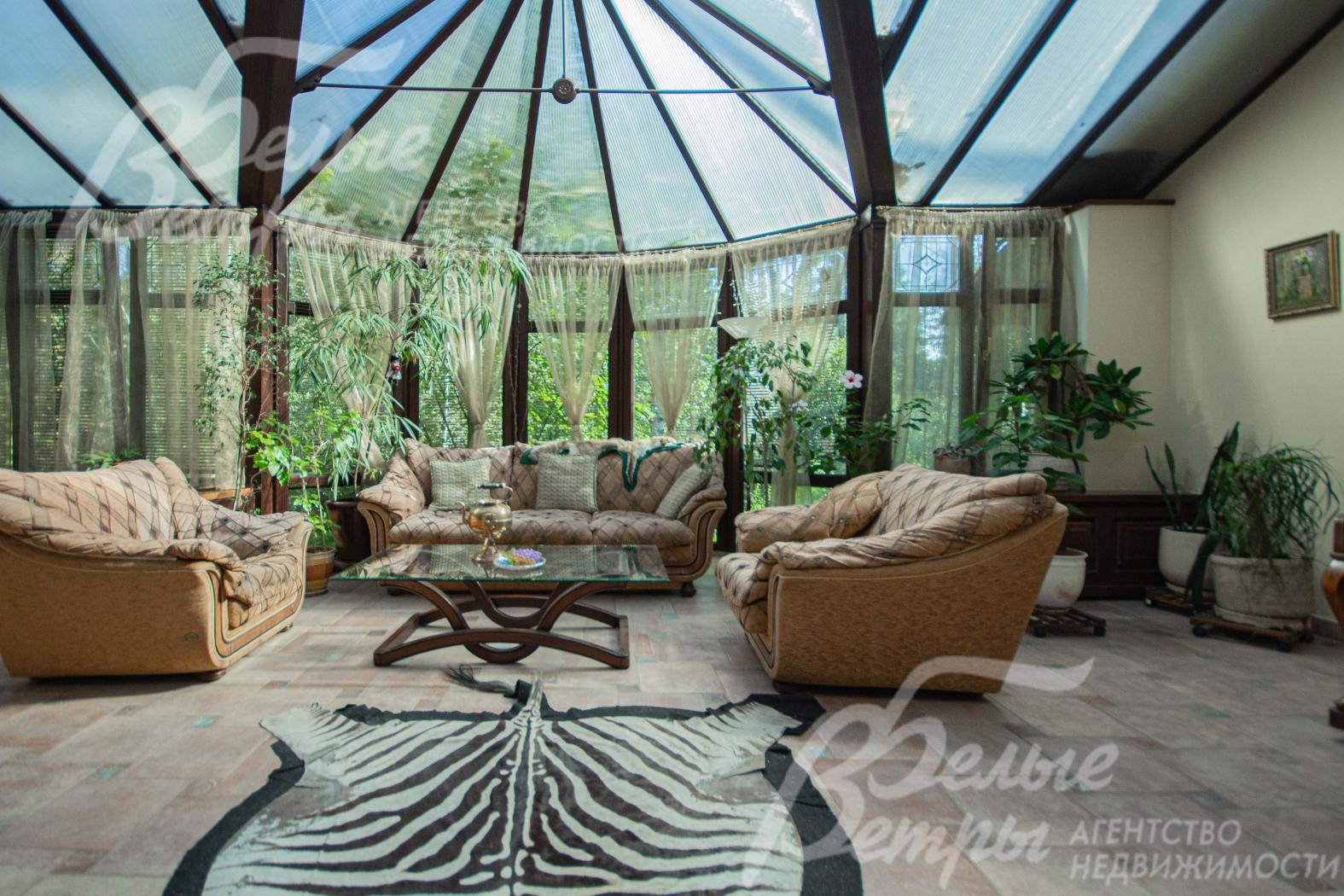 Зимний сад со стеклянной крышей и выходом в сад