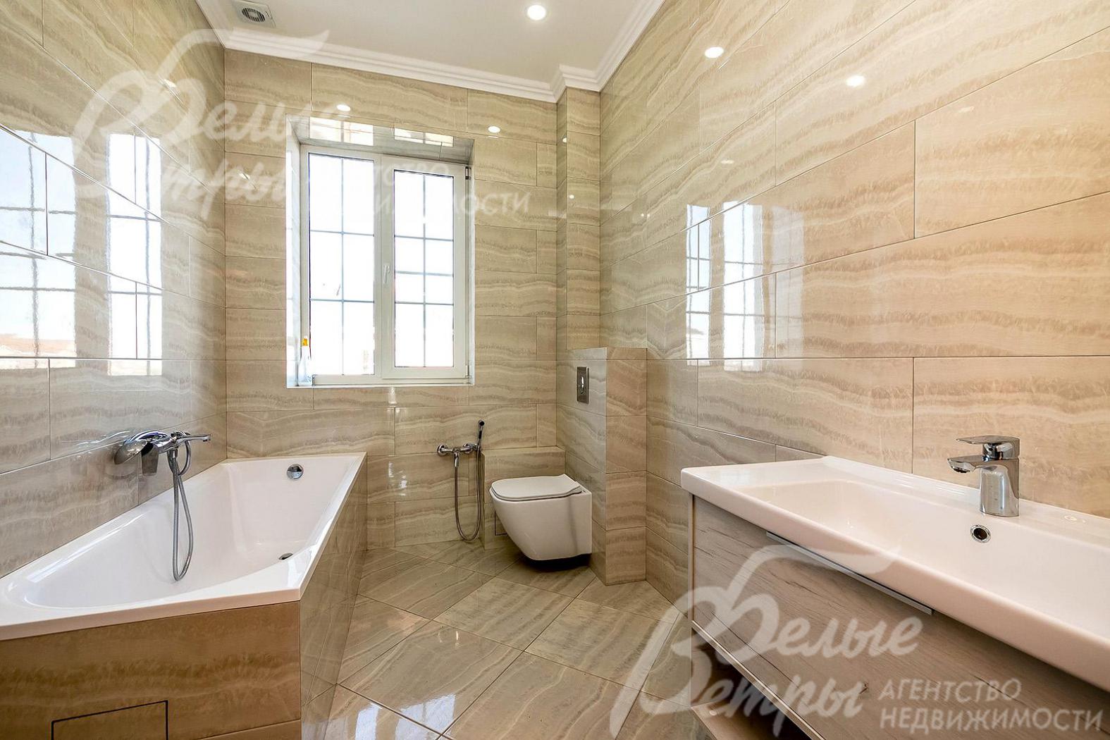 В санузлах второго этажа плитка под мрамор