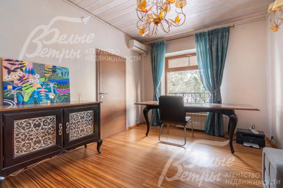 На втором этаже находится кабинет, укомплектованный мебелью