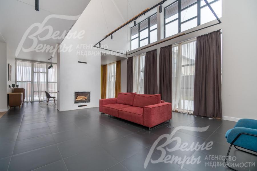 В гостиной - второй свет.