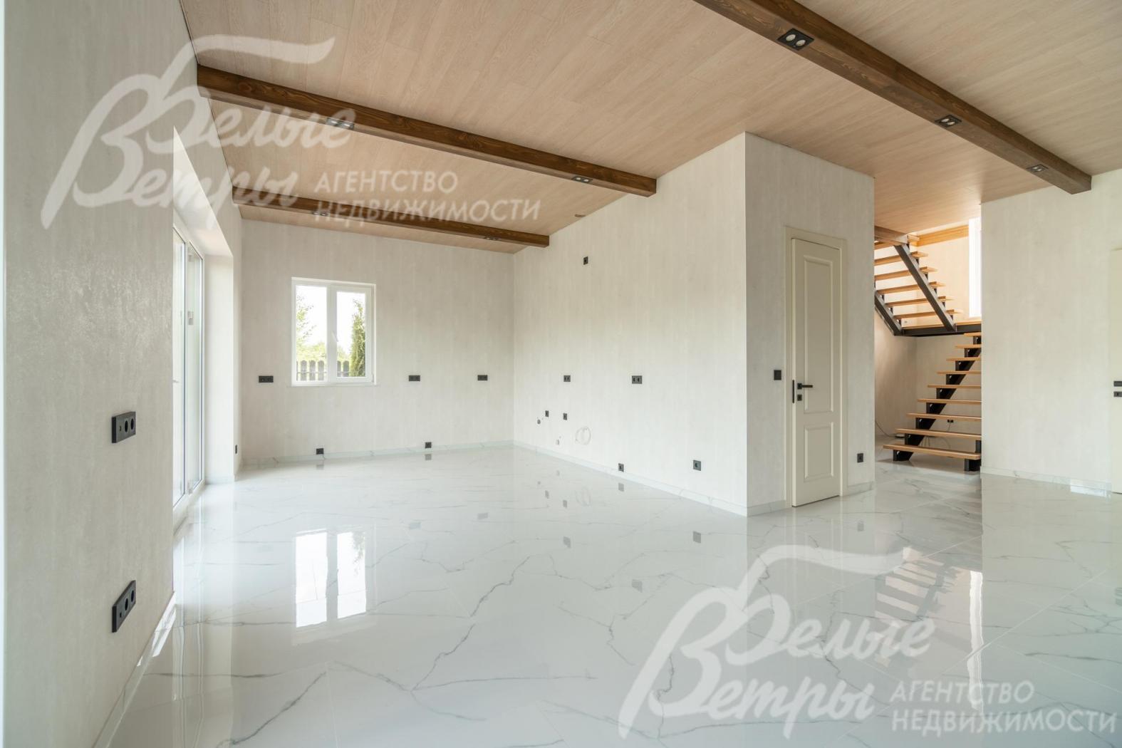 Потолки отделаны ламинатом с фальшбалками и встроенной подсветкой