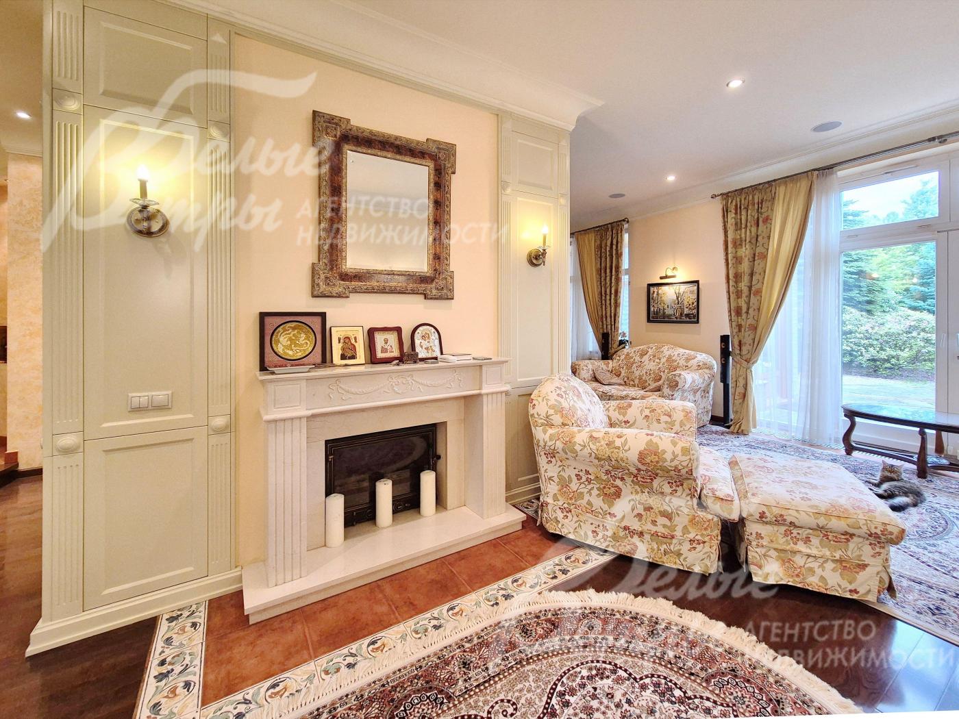 Дровяной камин в гостиной с порталом из мрамора.