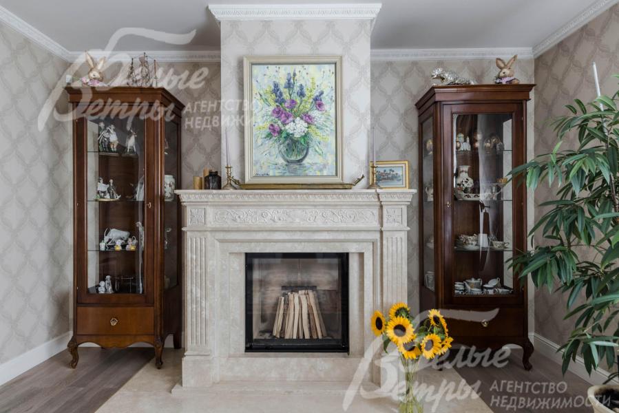 Дровяной камин в гостиной.