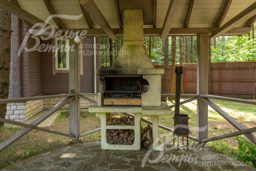 Крытая беседка-барбекю рядом с домом.