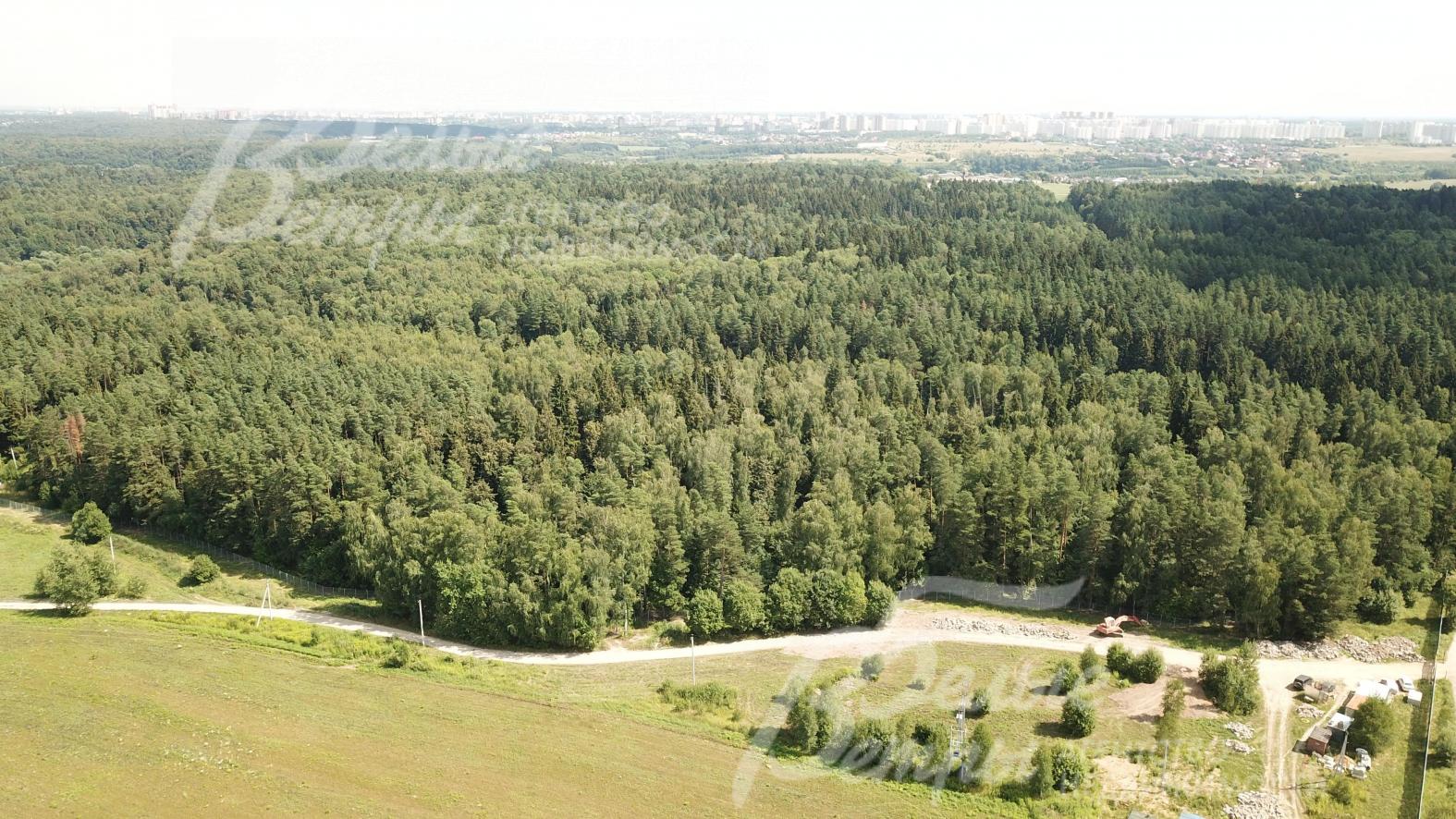 Поселок Резиденция Булатово граничит лесопарковой зоной 15 Га с благоустроенными зонами отдыха