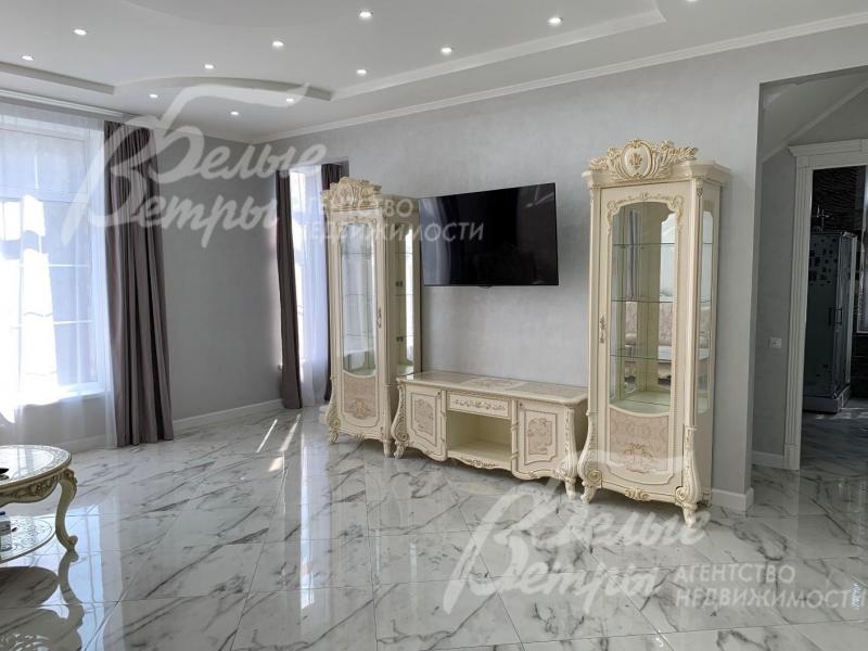 Мебель в светлых тонах в гостиной