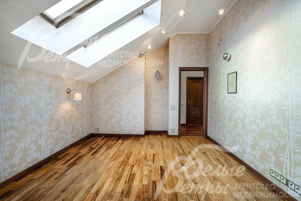 Спальня с мансардными окнами