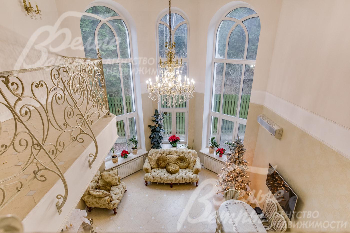 Вид с балкона над вторым светом Гостиной (высота 6.9м). Огромные арочные окна.