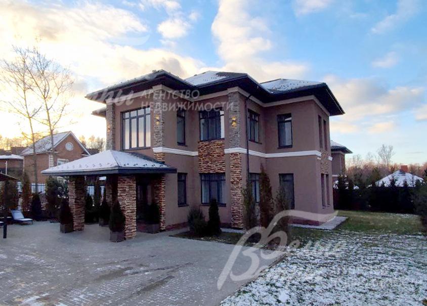 Перед домом организована просторная парковка для автомобилей