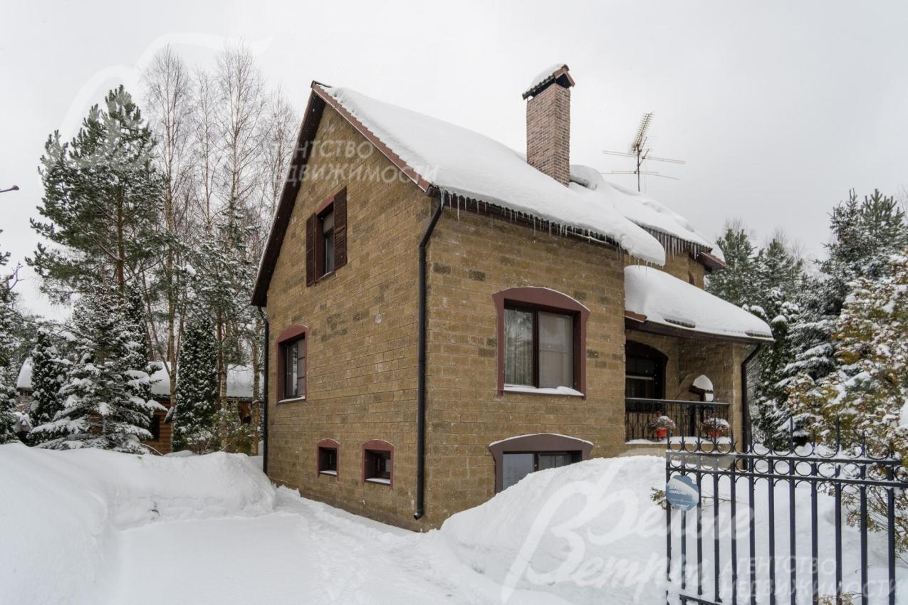 Дом состоит из двух объемов, построен из кирпича