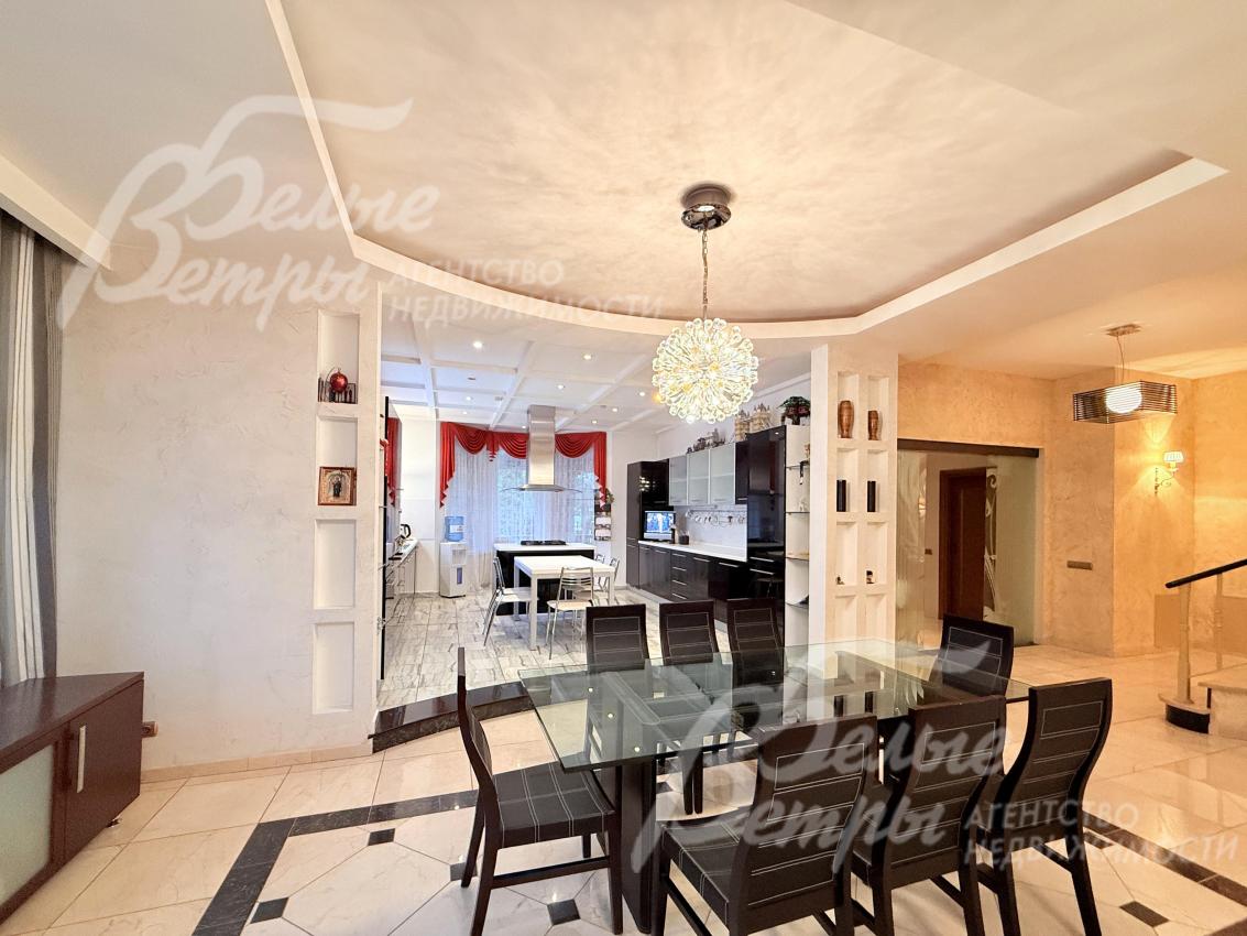 Потолки в доме - подвесные, многоуровневые, выполнены из экологичного ГВЛ с выразительным дизайном