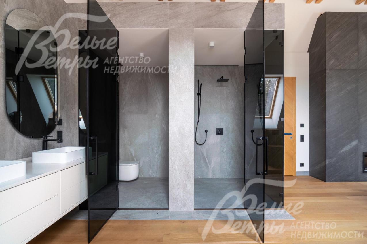 Раздельные душевая и санузел в мастер-спальне зонированы контрастным оформлением пола и стен