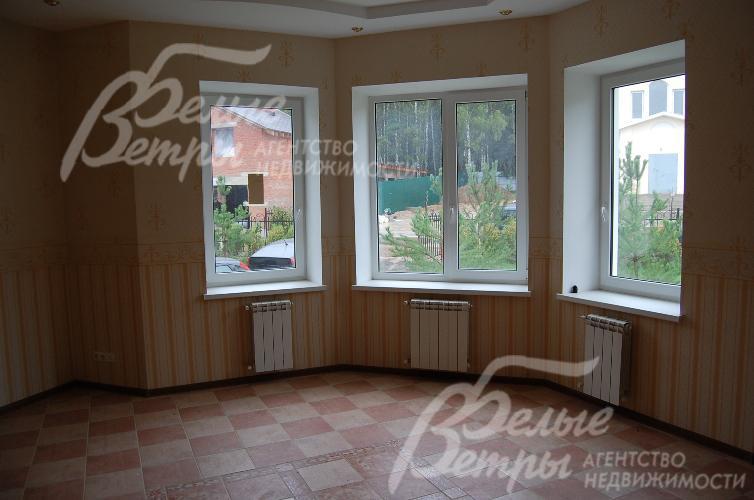 Гостиная выходит окнами на сосновую аллею, уже разросшуюся под окном