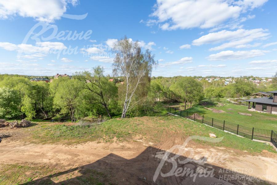 Вид с террасы на участок и прибрежную зону