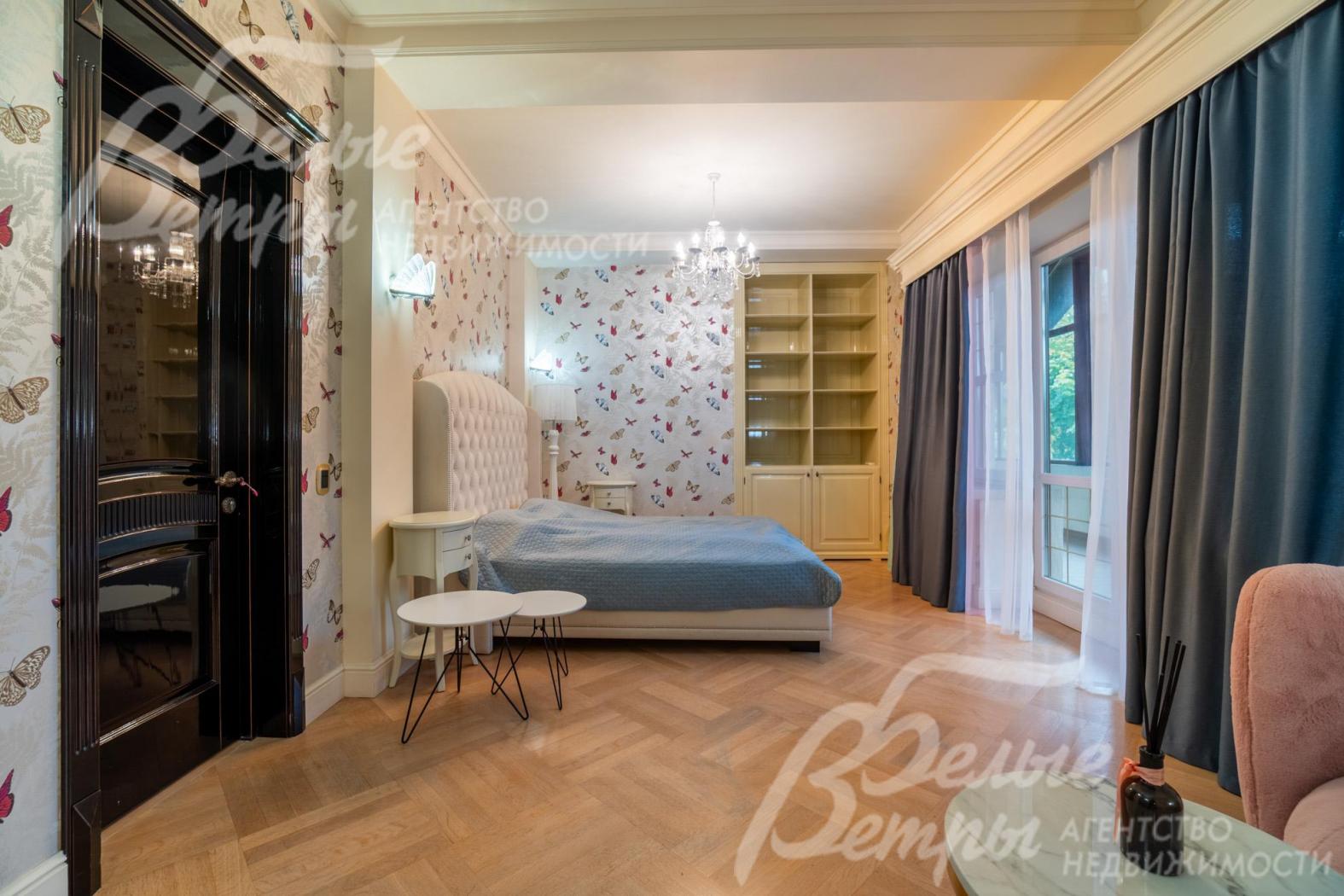 Детская на втором этаже с балконом