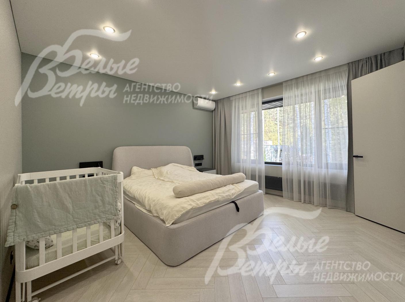 Мастер-спальная на втором этаже с большим окном и и спальным гарнитуром