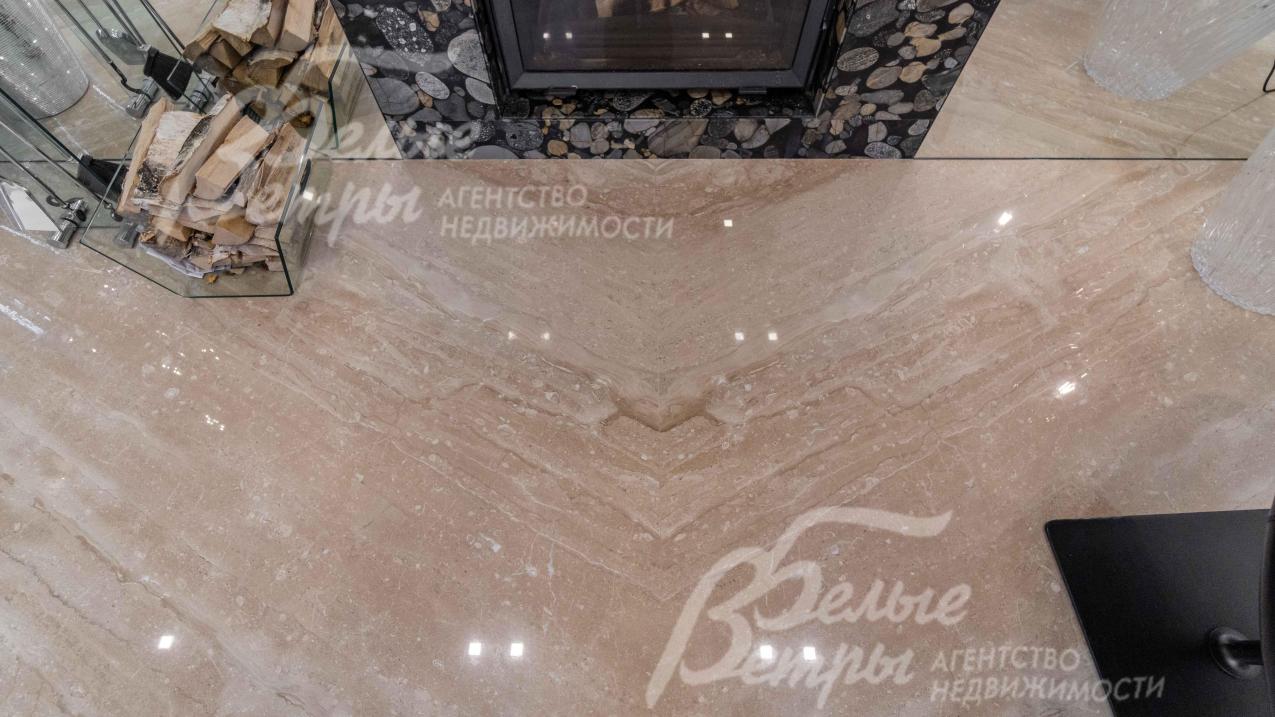 В гостиной и холле пол отделан итальянским мрамором из слэба сорта Daino-Venato с укладкой "бабочка"