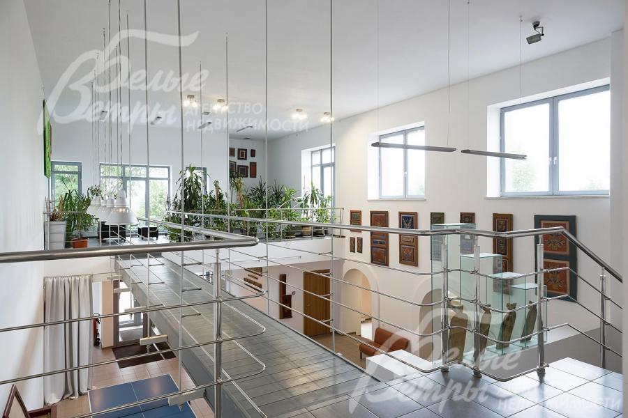 Холл в Клубном доме с огромной открытой террасой для принятия солнечных ванн.