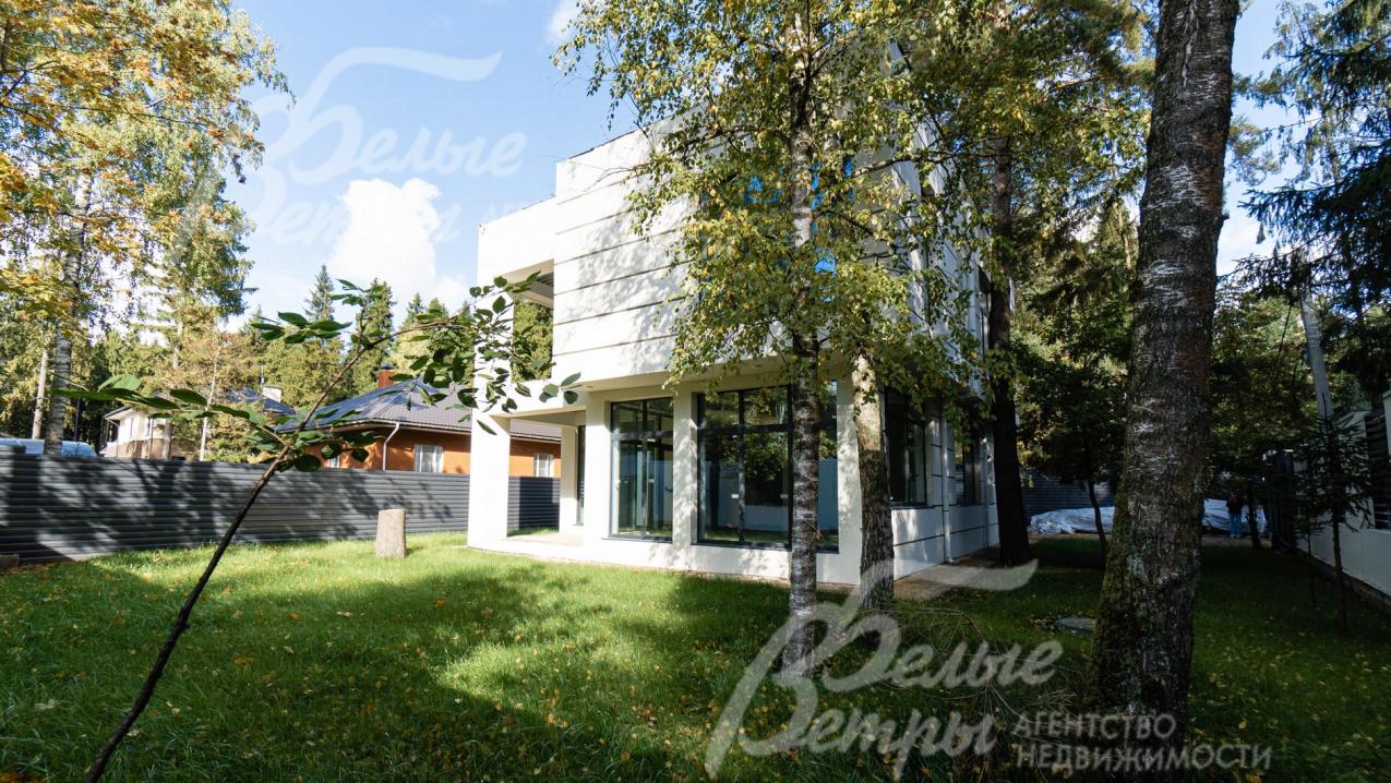 Дом под отделку в стиле хай-тек с эксплуатируемой кровлей