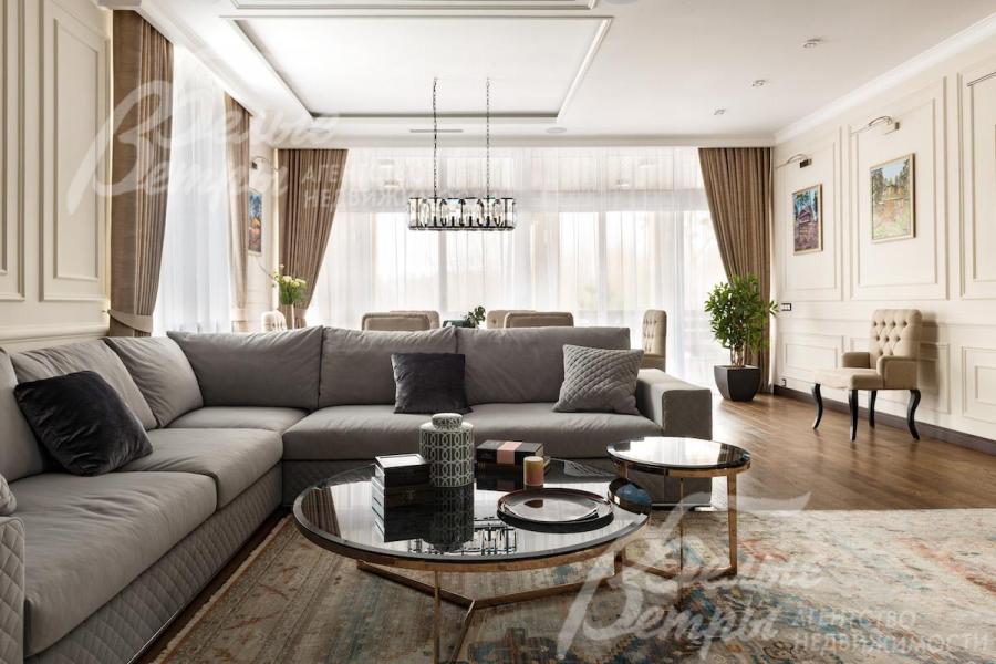 Просторная гостиная с большим угловым диваном