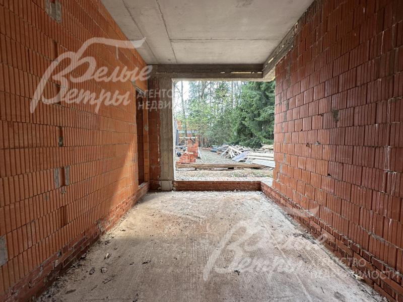 В планировке дома - гараж на 4 автомобиля, 4 террасы (3 - на втором этаже)