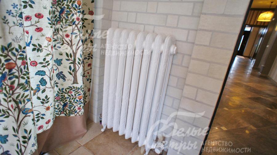 В доме установлены радиаторы Zender Германия дизайнерские чугунные.