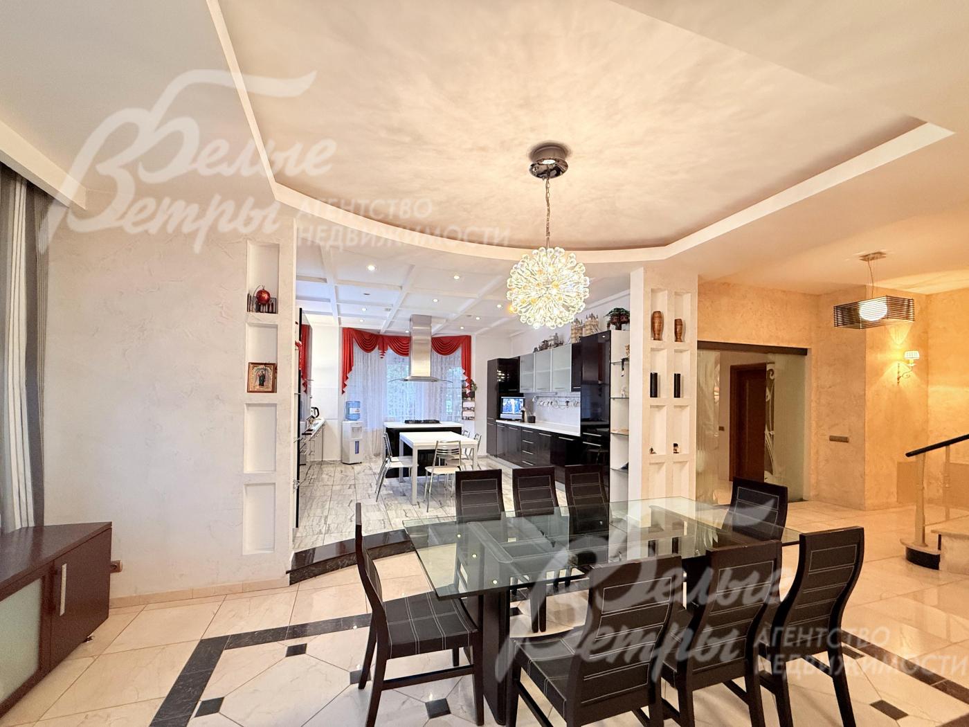 Потолки в доме - подвесные, многоуровневые, выполнены из экологичного ГВЛ с выразительным дизайном