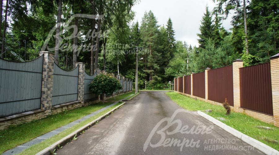 Широкая дорога в поселке ВИК