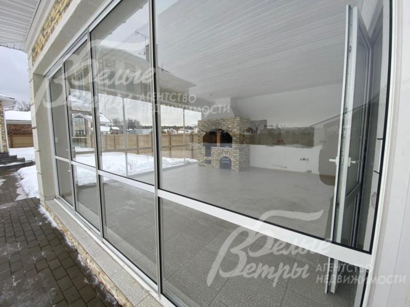 Отдельностоящий банный комплекс с закрытой беседкой барбекю