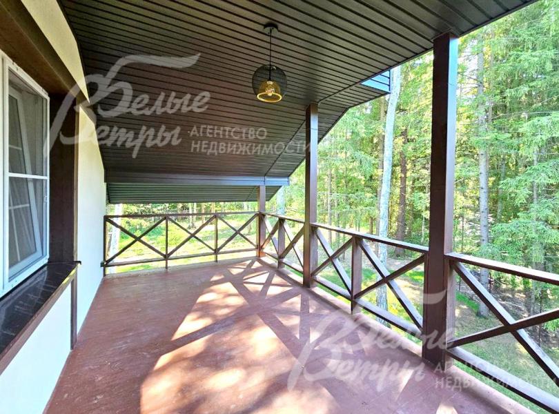 Крытый балкон (терраса) на втором этаже с видом на лес