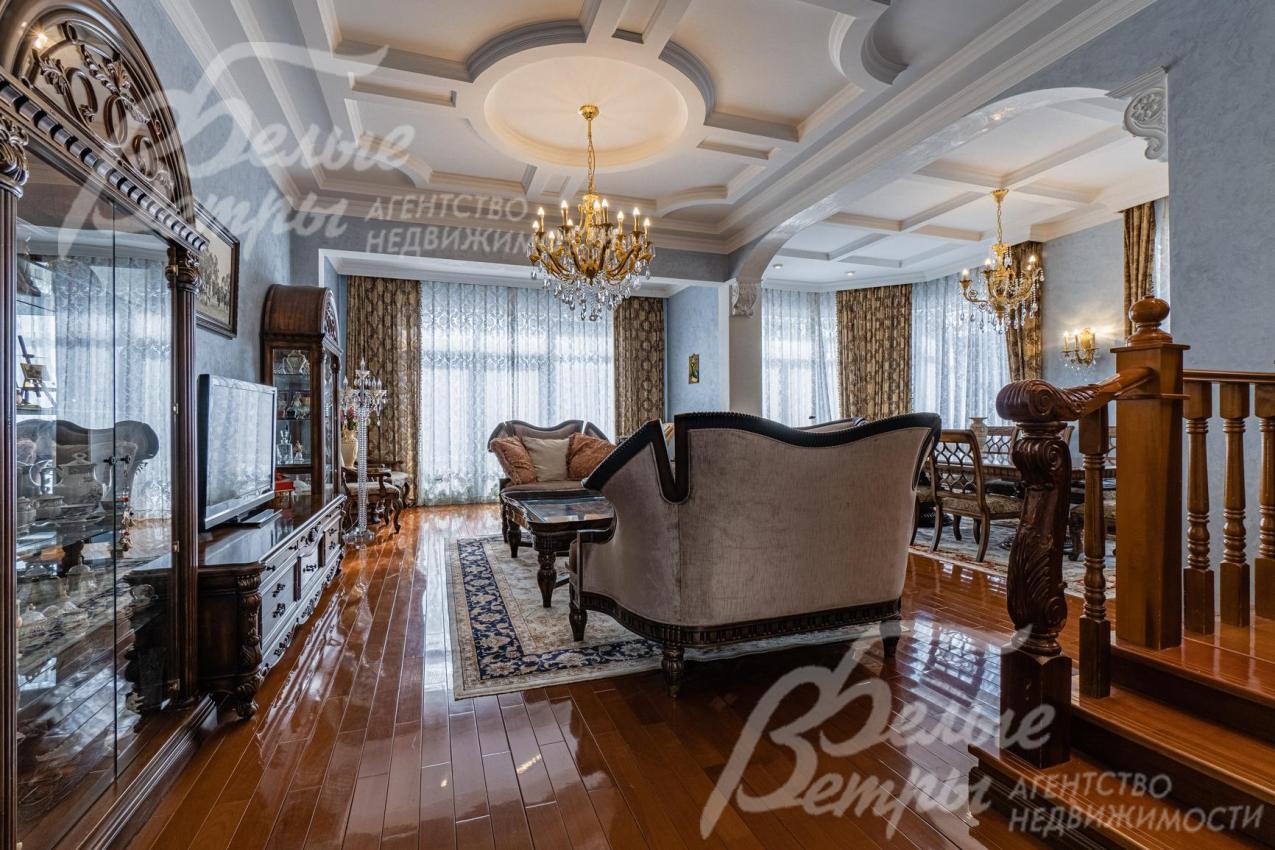 Выполнена стильная классическая отделка с использованием дорогостоящих материалов