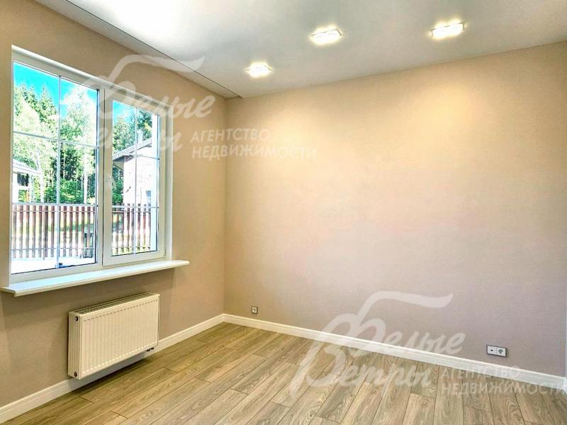 Есть спальня на первом этаже с большим окном с видом на участок