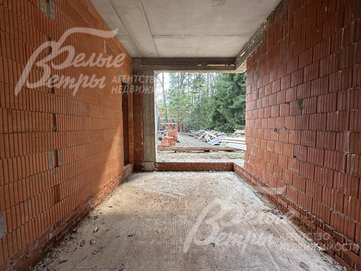 В планировке дома - гараж на 4 автомобиля, 4 террасы (3 - на втором этаже)