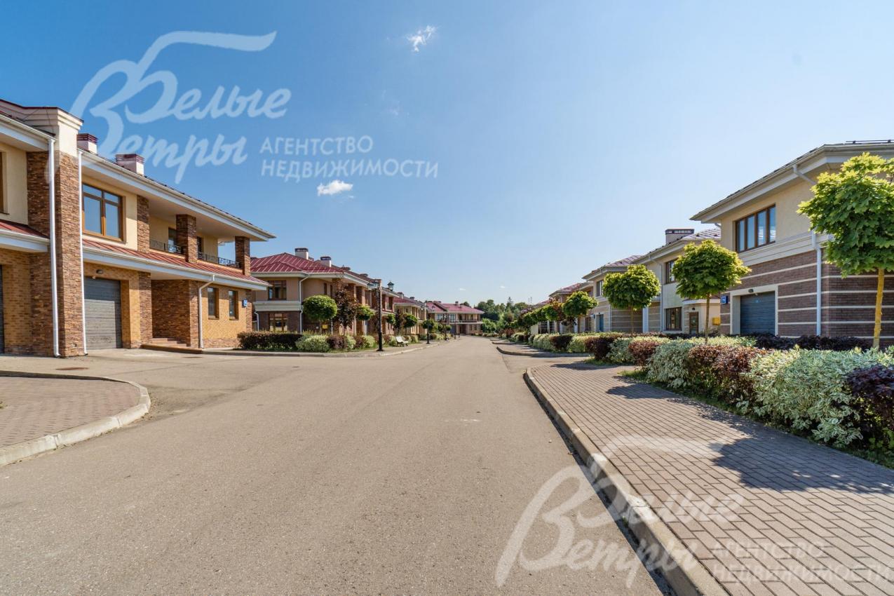 Широкие асфальтовые дороги в поселке и тротуары из брусчатки.