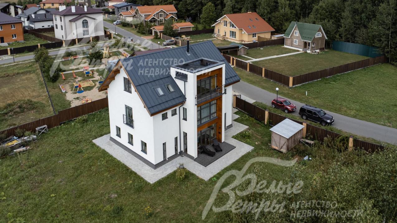 Коттедж с мебелью на участке площадью 22 сотки в охраняемом коттеджном поселке Стольный